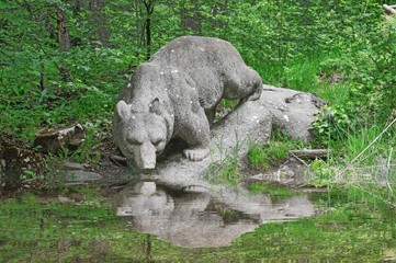 Fototapeta na wymiar stone bear statue