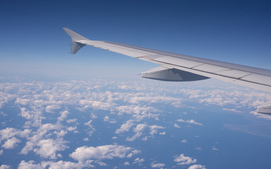 Ala de avión con cielo y nubes