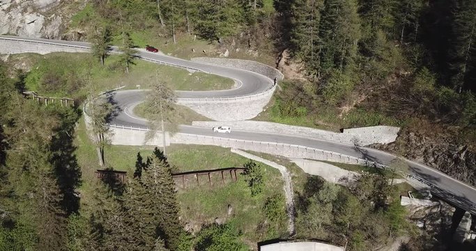 voitures dans le col de Maloja au printemps - Suisse
