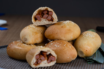 Bread baked and stuffed with sausage and tomato. Hot dog roast. Brazilian snack.