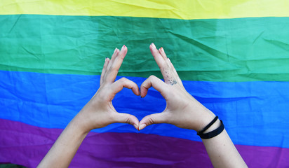 un corazon y la bandera del orgullo gay