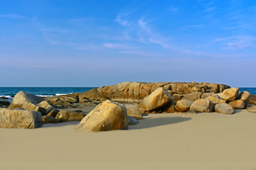 Fototapeta na wymiar Large stone A group of seaside Naturally beautiful