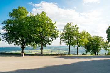 Panoramablick vom Hesselberg auf die B&auml;ume und B&auml;nke. Von dieser Position aus k&ouml;nnen Besucher die kleinen D&ouml;rfer und Felder der fr&auml;nkischen Landschaft aus der Vogelperspektive betrachten.