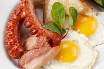 Sausages with fried eggs, bacon and toast