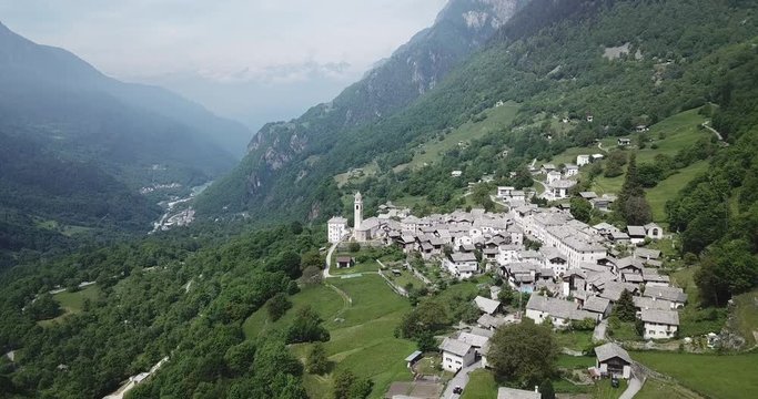 le village de Soglio au printemps - Suisse
