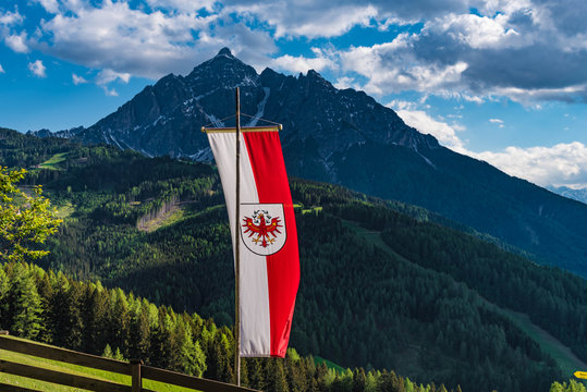 Tiroler Flagge mit Blick auf Serles im Stubaital