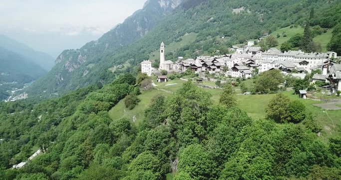 vue sur le village de Soglio au printemps - Suisse