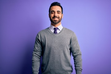 Obraz premium Handsome businessman with beard wearing casual tie standing over purple background with a happy and cool smile on face. Lucky person.