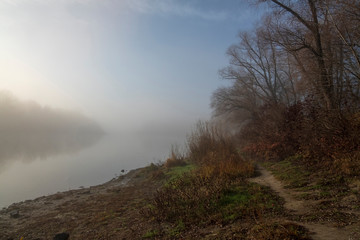 Obraz na płótnie Canvas morning mist over the river