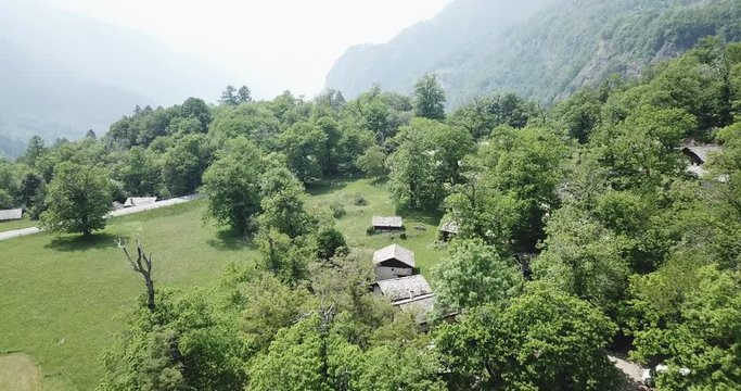 maisons ancienne dans la ch&acirc;taigneraie - Suisse