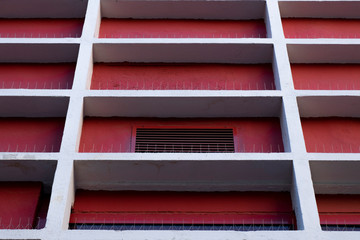 Fa&ccedil;ade d'un immeuble rouge

