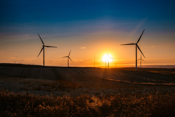 aerogenerador en ocaso