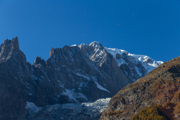Fototapeta premium Mt. Blanc in Italy. Paragliders