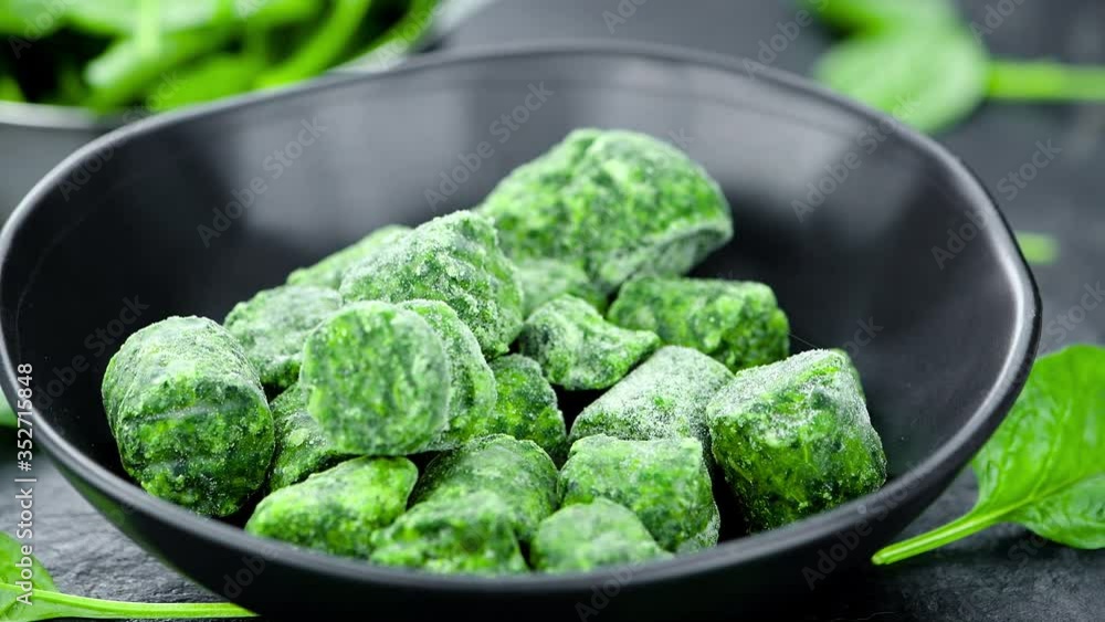 Poster Portion of frozen Spinach cubes on a rotating plate (seamless loopable)