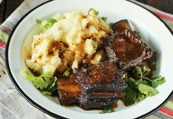braised short ribs with mashed potatoes. Instant Pot meat . copy space