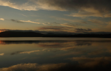 Obraz na płótnie Canvas Golden sunset on the lake
