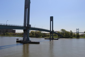 bridge over the east river
