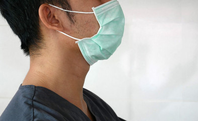 Naklejka premium Doctor wearing protection face mask against virus fever.