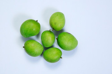 Obraz premium Fresh ripe green color mangoes isolated on white background