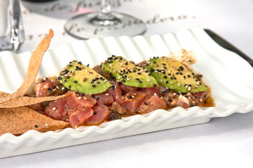 Filete de atún en rodajas con aguacate, sésamo y totopos, vista de cerca