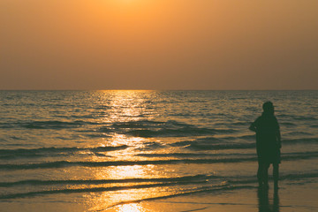 Fototapeta premium Siluate lovers and beach before sunset