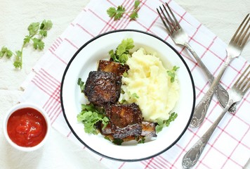 baked short ribs with mashed potatoes.
long stewed meat. rustic style, linen tablecloth, top view, copy space