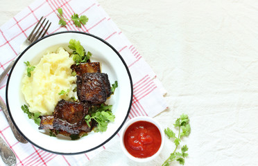 baked short ribs with mashed potatoes.
long stewed meat. rustic style, linen tablecloth, top view, copy space