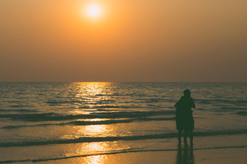 Fototapeta premium Siluate lovers and beach before sunset