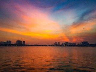 Obraz premium Beautiful sunset in West Lake Hanoi, Vietnam