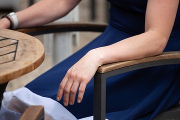 Obraz premium woman sitting in restaurant