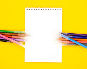 multi-colored markers with a white blank Notepad for online learning. back to school