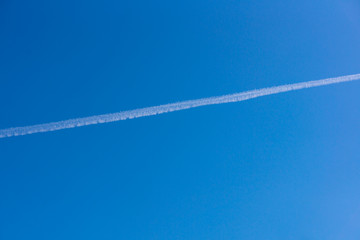 真冬の空と飛行機雲(２月)