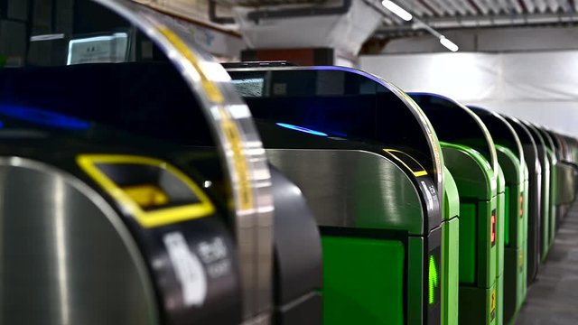 キャッシュレス決済で通過する駅の改札
