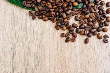 flat lay, Coffee beans scattered on a light wooden table, top view, closeup grains, place to insert text, copy space