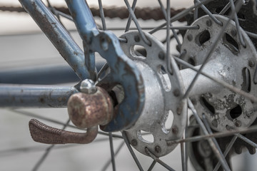 Fototapeta na wymiar Fahrradnabe an einem alten Rad mit Rost