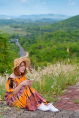 Obraz premium Asian woman Tourists use smartphone outdoors