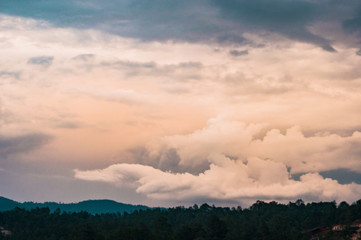 El cielo parece hielo.