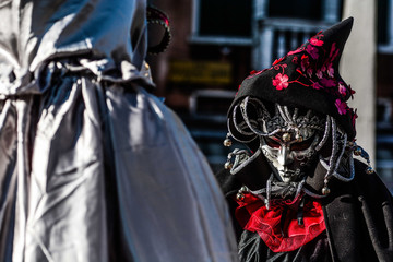 Fototapeta na wymiar イタリア ベネチアのマスクカーニバルでマスクを被っている女性