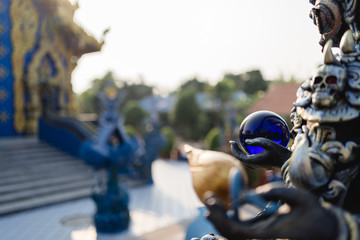 Vlaue Glaskugel vor dem blauen Tempel (Wat Rong Sua Ten) in Chiang Rai