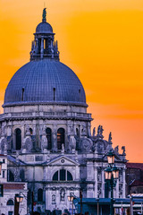 Fototapeta na wymiar イタリア ベネチアの夕方 美しくて立派なサンタ・マリア・デッラ・サルーテ聖堂 