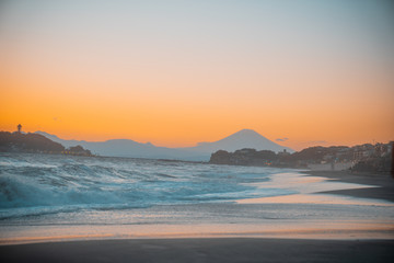 鎌倉にある七里ヶ浜の海辺から見える富士山と美しい夕焼け