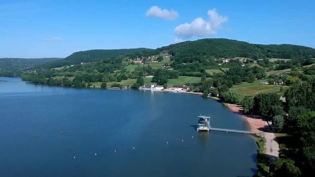 Lissac sur Couze (Corrèze, France) - Vue aérienne du lac du Causse et de la base de loisirs