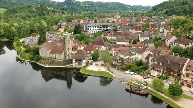 Beaulieu sur Dordogne (Corr&egrave;ze, France) - Vue a&eacute;rienne de la Dordognet et de la ville