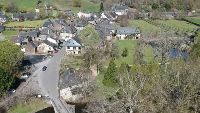 Allassac (Corr&egrave;ze, France) - Le saillant - Vue a&eacute;rienne du village et du vieux pont en schiste sur la V&eacute;z&egrave;re