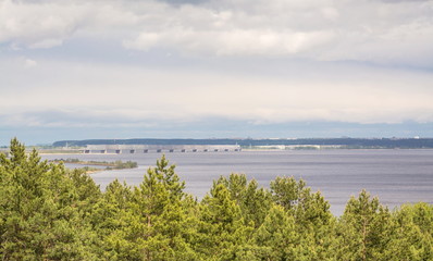 Fototapeta na wymiar View of the Ulyanovsk Imperial Bridge from the shore