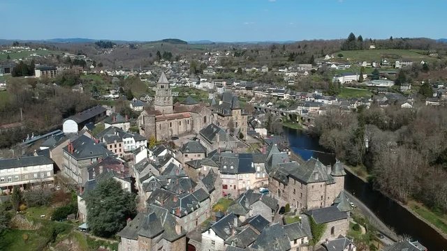 Uzerche (Corr&egrave;ze, France) - Vue a&eacute;rienne de la cit&eacute; m&eacute;di&eacute;vale, Perle du limousin