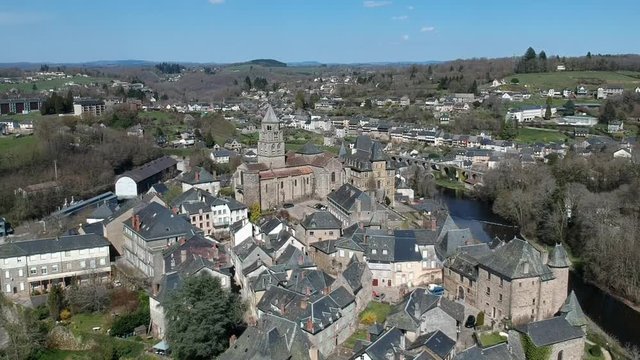 Uzerche (Corr&egrave;ze, France) - Vue a&eacute;rienne de la cit&eacute; m&eacute;di&eacute;vale, Perle du limousin