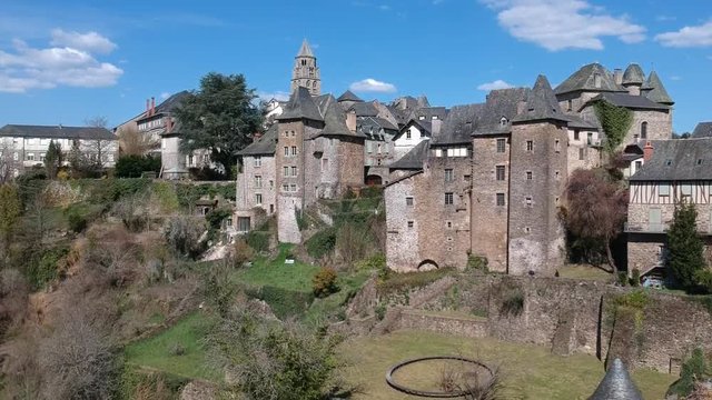 Uzerche (Corr&egrave;ze, France) - Vue a&eacute;rienne de la cit&eacute; m&eacute;di&eacute;vale, Perle du limousin