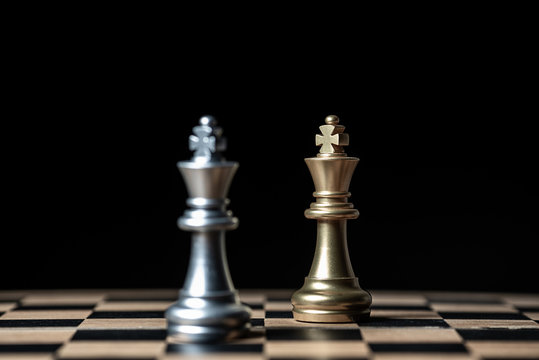 The confrontation between gold and silver king chess ,  business strategy concept