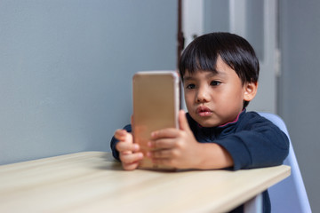 The mood of children using mobile phones in online learning through app secure.